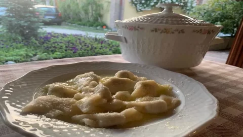 A receita do Tortello Cremasco do dono da mercearia Amilcare, quando o Campanile guarda zelosamente a sua história