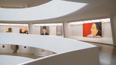 ニューヨーク州ソロモン・R・グッゲンハイム美術館、回顧展「ギャザリング」でアレックス・カッツの前衛的な肖像画を展示