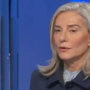 Elena Basile, show in tv di idiozie anti-Israele: “Basta me ne vado”. Evviva, ma per favore non torni più