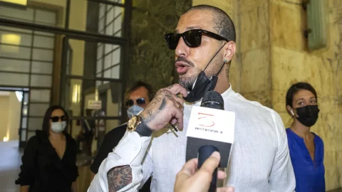 Fabrizio Corona, est-ce à lui ou au parquet d'informer les suspects des paris sur le football ? Scandaleux que Rai paie pour ça