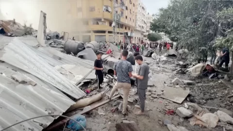 Timur Tengah, Tajani: “Semua orang Italia keluar dari Gaza”. Jalur Terpecah Dua, Hamas: "Lebih dari 10 Ribu Kematian"