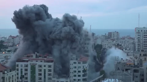 Bombe su Gaza, razzi su città israeliane, stop allo scambio di prigionieri: la guerra Hamas-Israele torna a colpire