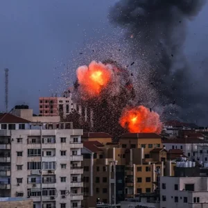 Gaza, ataque israelí "sin precedentes": falta de agua, electricidad y combustible. Las bombas también alcanzan el sur del Líbano
