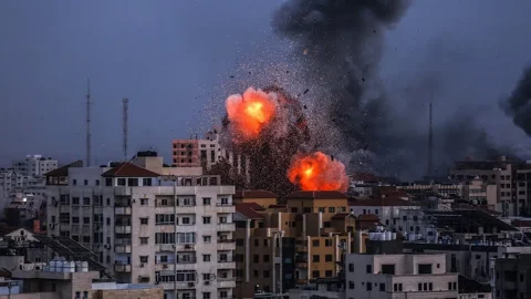 Gaza, attacco israeliano “senza precedenti”: mancano acqua, luce e carburante. Bombe anche sul Sud del Libano