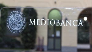 Logo davanti la sede di Mediobanca