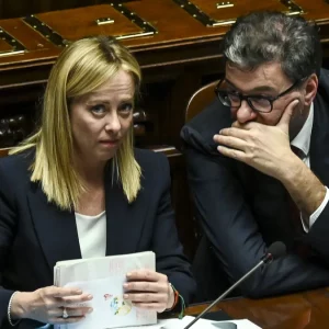 Manovra di bilancio: Meloni e Giorgetti fanno i salti mortali per tenere la rotta ma per la crescita non basta