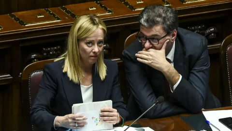 Manovra di bilancio: Meloni e Giorgetti fanno i salti mortali per tenere la rotta ma per la crescita non basta