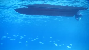 Barca vista da sott'acqua