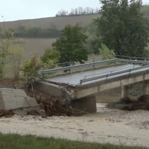 Cuaca buruk melanda Italia Utara: dua jembatan runtuh di Parma. Ada peringatan merah di seluruh Emilia-Romagna