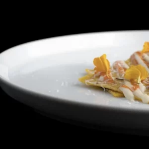 Pasta alla norma: la ricetta fine dining rivisitata dallo chef Lorenzo Cantoni, un fil rouge dall’Umbria alla Sicilia