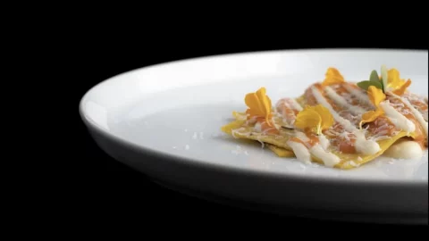 Pasta alla norma: la ricetta fine dining rivisitata dallo chef Lorenzo Cantoni, un fil rouge dall’Umbria alla Sicilia