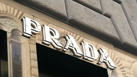 Prada corre in Borsa (+15%) grazie ai conti 2023: utili (+44%), ricavi (+17%) e Miu Miu spicca il volo