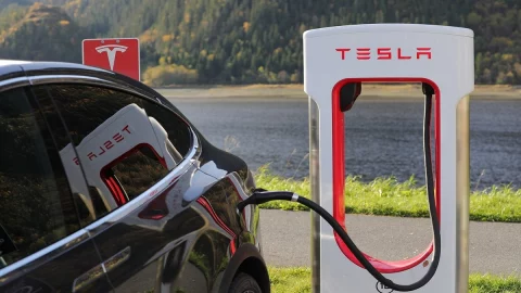टेस्ला की इलेक्ट्रिक कार के लिए चार्जिंग कॉलम