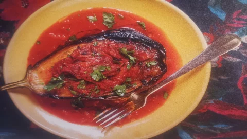 ザクロとアーティチョーク：レシピを通してイタリア、中東、イラン間の美食移動の共通点を本の中で語る