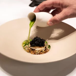 La receta de lenguado, lentejas y beurre blanc: alta cocina y sostenibilidad del chef Ariel Hagen que lleva la naturaleza al centro de Florencia