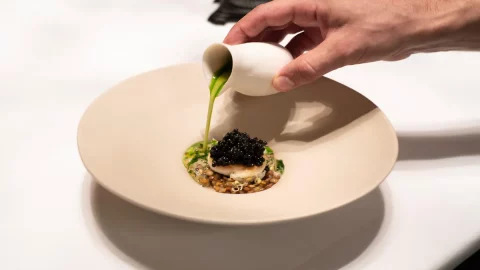鳎目鱼、扁豆和白黄油酱的配方：厨师 Ariel Hagen 的高级美食和可持续发展，他将自然带入佛罗伦萨市中心