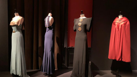 ファッションとアート：パリのガリエラ宮殿でのアズディン・アライア