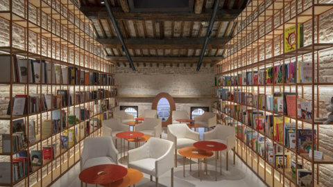 वेनिस, पियाज़ा सैन मार्को में प्रोक्यूराटी वेची में द ह्यूमन सेफ्टी नेट की नई किताबों की दुकान