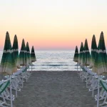 Sahil tatil köyleri: muafiyetlere son. Danıştay, plajlar için acil yarışma yapılması konusunda Avrupa ile anlaştı
