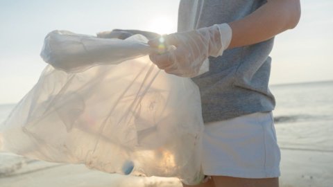 由污染海洋的塑料制成的新油。 解决方案来自 Enea