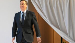 L'ex premier David Cameron torna al governo Uk