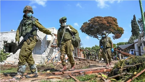 Hamas a Israele: “Negoziati o niente ostaggi liberi”. Replica di Tel Aviv ad Hamas: “Arrendetevi: è finita”