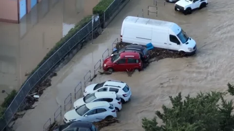 Bad weather: swollen rivers and floods throughout Italy. In Tuscany there was a national state of emergency for a year