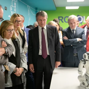 Assolombarda : RoboLab, le seul laboratoire pédagogique en Italie avec des robots collaboratifs. La visite du ministre Valditara