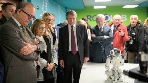 Assolombarda: RoboLab, unico laboratorio didattico in Italia con robot collaborativi. La visita del ministro Valditara
