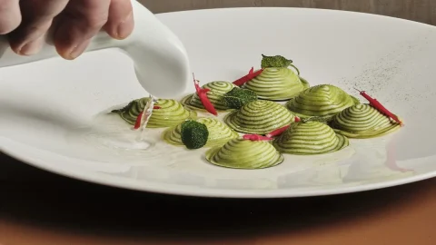 Tereyağlı mantı tarifi, Icterina adaçayı, şef Michelangelo Mammoliti'nin füme parmesan ekstraksiyonu, eski anıları çağrıştıran yıldızlı haute cuisine