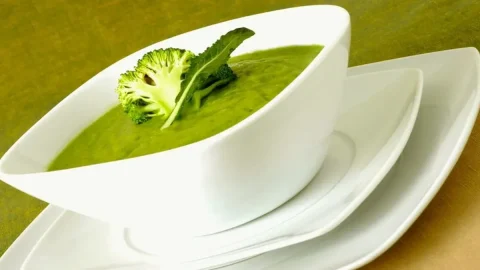 La ricetta della Vellutata di Broccoli, patate dolci,  yogurt all’aglio, con Marco Bianchi ovvero come coniugare gusto, salute e ricerca