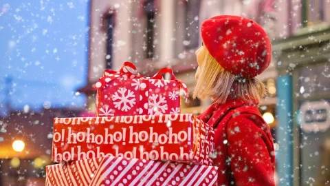 Come si festeggia il Natale nel mondo? Dal pollo fritto alle ragnatele sull’albero: ecco le tradizioni più curiose