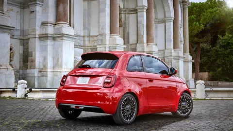 The electric Fiat 500 arrives in North America between sustainability and Dolce Vita: on sale from the 1st quarter of 2024