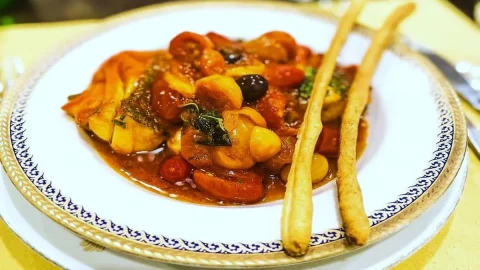 Ikan cod ala Neapolitan untuk Natal: kehebatan dari persiapan sederhana yang menolak segala mode dari waktu ke waktu dalam resep Baccalaria, sebuah restoran kebaktian