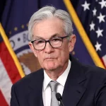 Borse, la Fed prospetta tagli dei tassi quest’anno e rivede in calo le stime del Pil Usa. Oggi tocca alla Boe. Occhi su RearmEu