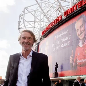 Manchester United, Jim Ratcliffe membeli 25% saham klub dengan rekor investasi 1,4 miliar euro