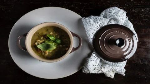 Das Rezept für genuesische Minestrone mit Pesto von Chefkoch Simone Circella, die guten ligurischen Aromen der Vergangenheit