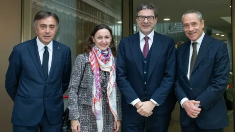 Poste Italiane: Wirtschaftsminister Giorgetti besucht die Zentrale in Rom