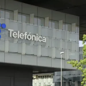 Telefónica wird der spanische Staat 10 % des Kapitals erwerben. Der TLC-Sektor ist in Aufruhr und zieht auch Tim an die Börse