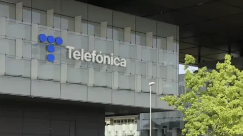 Telefónica, pemerintah Spanyol akan mengakuisisi 10% modal. Sektor TLC sedang bergejolak dan juga menyeret Tim ke pasar saham