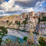 Estate, buone previsioni per la stagione e per il turismo: mare pulito in Calabria con battelli anti-scarichi