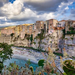 Estate, buone previsioni per la stagione e per il turismo: mare pulito in Calabria con battelli anti-scarichi