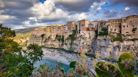 Estate, buone previsioni per la stagione e per il turismo: mare pulito in Calabria con battelli anti-scarichi