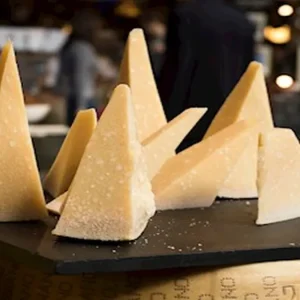 Parmigiano Reggiano, Büffelmozzarella und Stracchino, die besten Käsesorten der Welt im internationalen Ranking von Taste Atlas