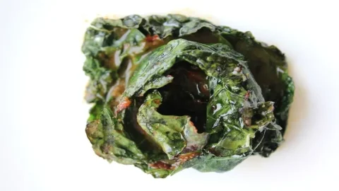 La ricetta del Cavolo nero e pomodoro della chef Antonia Klugmann, benessere stellato in tavola