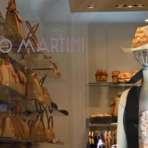 Moda: Alviero Martini commissariata per sfruttamento del lavoro
