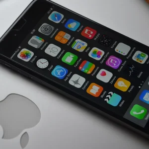 Apple si piega all’Ue, sull’iPhone si potranno installare app da altri Store digitali: ecco cosa cambierà