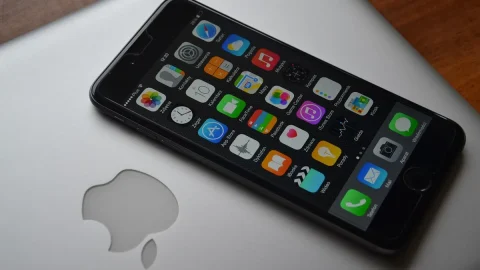 AppleがEUに屈し、iPhoneに他のデジタルストアのアプリをインストールできるようになる：何が変わるのか