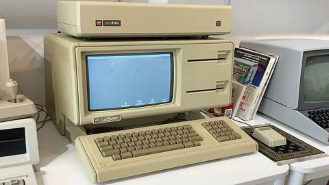 Aconteceu hoje: no dia 19 de janeiro de 1983, a Apple apresentou o Lisa, o primeiro computador pessoal com mouse e interface gráfica. Foi um fracasso comercial