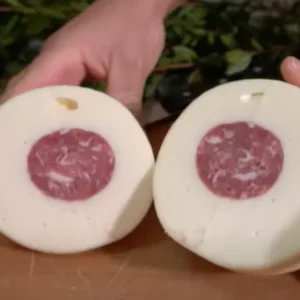 Caciocavallo dell'Emigrante: el queso que desafió las costumbres con corazón soppressata